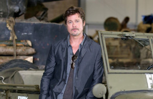 brad-pitt-flashes-wedding-ring-makes-first-post-wedding-appearance-01