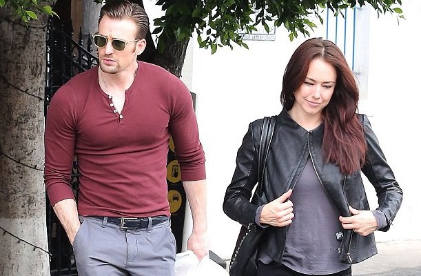 24E30AA600000578-2919328-Fit_and_fabulous_Chris_Evans_looked_undeniably_like_a_superhero_-a-7_1421811950372