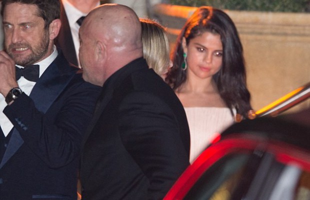 300B0A6700000578-3394270-Looking_unhappy_Selena_Gomez_looked_noticeably_sad_as_she_left_t-m-37_1452536989292