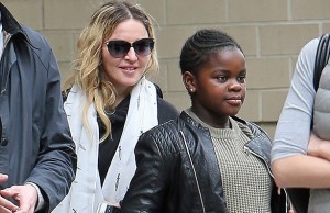 32BEEEF000000578-3519611-Mother_daughter_bonding_Madonna_looked_to_be_in_good_spirits_as_-m-84_1459541502410