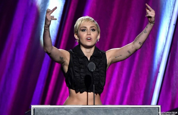 miley-cyrus-at-30th-annual-rock-and-roll-hall-of-fame-induction-ceremony_1