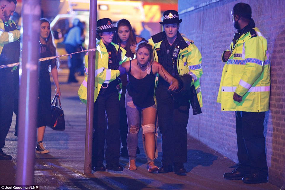 40AE2C7E00000578-4531940-Bloodied_concertgoers_were_pictured_being_helped_by_armed_police-a-48_1495492948302